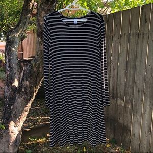 BLACK AND WHITE STRIPED MAXI DRESS